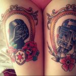 Фото тату на бедрах с изображением Дарта Вейдера и дроида R2-D2 в старинных рамках, украшенных цветами и символикой 'Звездных войн'.