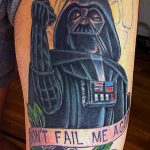 Фото тату Дарта Вейдера в стиле олдскул с добавлением розы и надписи "Don't fail me again". Яркий рисунок на руке.