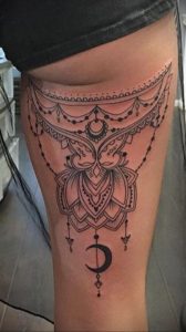 Фото тату мандалы на бедре, стиль lace, черно-белый рисунок, детальная проработка, геометрический узор, эскиз татуировки.