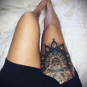 Фото тату мандалы и мотылька на бедре, черно-белый рисунок, детальная проработка, геометрический узор, эскиз татуировки.