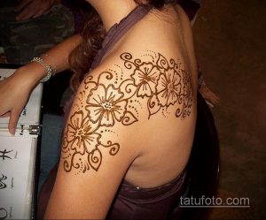 фото мехенди на лопатке 02.02.2020 №004 -mehendi on the shoulder blade- tatufoto.com
