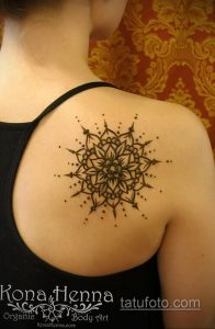 фото мехенди на лопатке 02.02.2020 №006 -mehendi on the shoulder blade- tatufoto.com