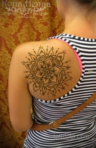 фото мехенди на лопатке 02.02.2020 №009 -mehendi on the shoulder blade- tatufoto.com