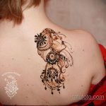 Фото тату мехенди на плече девушки. Детализированный рисунок с цветочными мотивами, выполненный в технике мехенди с добавлением бусин.