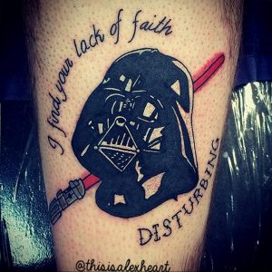 Фото тату Дарта Вейдера с цитатой "I find your lack of faith disturbing" и изображением светового меча, выполненное в минималистичном стиле.