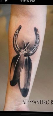 фото пример тату подкова 02.02.2020 №313 -horseshoe tattoo- tatufoto.com