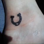 фото пример тату подкова 02.02.2020 №336 -horseshoe tattoo- tatufoto.com