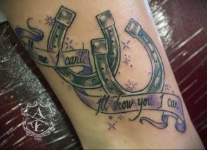 Фото тату: татуировка подковы с надписью "I'll show you I can" и звездами на плече. Детализированный рисунок.