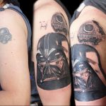 Фотография, демонстрирующая процесс обновления татуировки Дарта Вейдера на плече. Сравнение старого и нового рисунка татуировки.