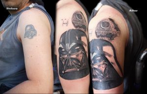 Фотография, демонстрирующая процесс обновления татуировки Дарта Вейдера на плече. Сравнение старого и нового рисунка татуировки.
