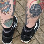 Фото тату: два голенища с татуировками: Дарт Вейдер с розами, логотип 'Force' и Йода, выполненные в разных стилях.