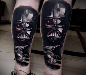 Фото тату Дарта Вейдера и X-wing на ногах. Чёрно-белая гамма, детализированная проработка и динамичная композиция.