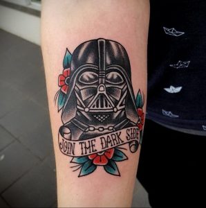 Фото тату Дарта Вейдера в стиле олдскул с добавлением цветов и надписи "Join the Dark Side".
