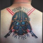 Фото тату Дарта Вейдера на спине с надписью 'Honor Thy Father'. Черно-красный рисунок татуировки в стиле олдскул.