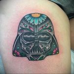 Фото тату: Татуировка в стиле Day of the Dead с изображением черепа Дарта Вейдера, украшенного цветами и узорами. Яркий и красочный эскиз татуировки.