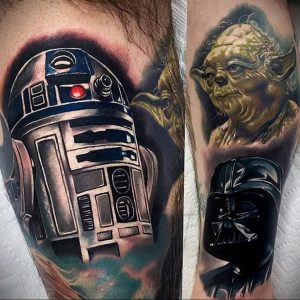 Фото тату на предплечье с изображением R2-D2, Йоды и Дарта Вейдера в стиле реализм. Яркие цвета и детализированная проработка.