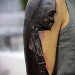 Фото тату Дарта Вейдера на плече, выполненное в реалистичном стиле с использованием темных оттенков и детализированной прорисовкой.