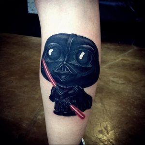 Фото тату Дарта Вейдера в стиле Chibi на ноге. Мультяшный и забавный дизайн.
