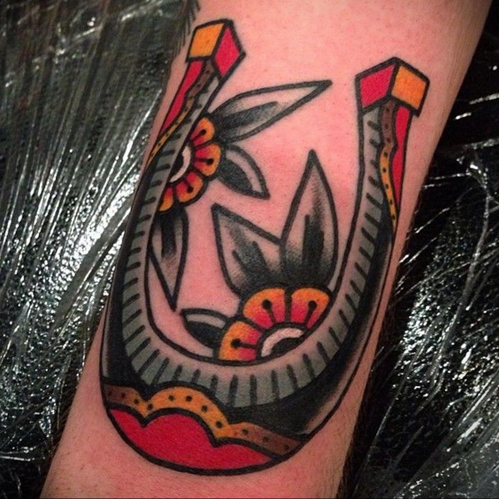 фото тату подкова в стиле олд скул 02.02.2020 №004 -horseshoe tattoo- tatufoto.com