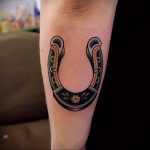 фото тату подкова в стиле олд скул 02.02.2020 №005 -horseshoe tattoo- tatufoto.com
