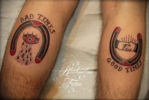 Фото парных тату подков с надписями 'Bad Times' и 'Good Times' в стиле олд скул на ногах. Символы контраста и взаимодополнения.