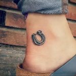 фото тату подкова для девушки 02.02.2020 №032 -horseshoe tattoo- tatufoto.com