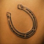 фото тату подкова на удачу 02.02.2020 №008 -horseshoe tattoo- tatufoto.com