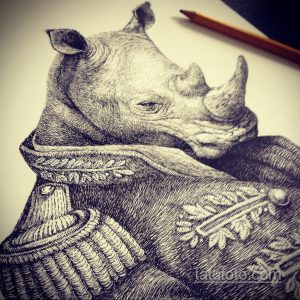 Черно-белое фото тату носорога, одетого в военную форму с эполетами и орнаментом. Детализированный рисунок с высокой проработкой.