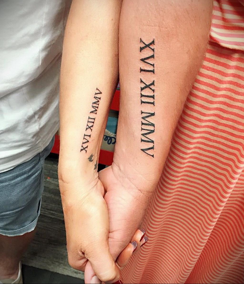 На какой руке тату. Парные тату. Парное тату с датой. Парные Татуировки надписи. Парные Татуировки на руке.