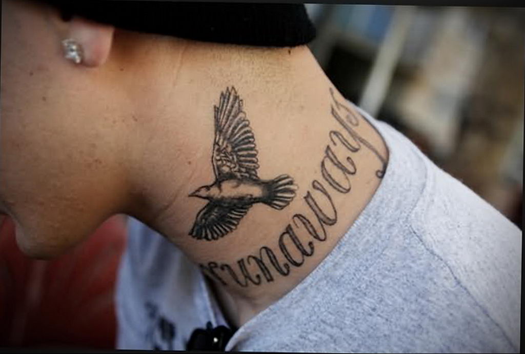Надписи на шею мужские. Татуировки на шее. Тату на шее мужские. Красивые Татуировки на шее мужские.