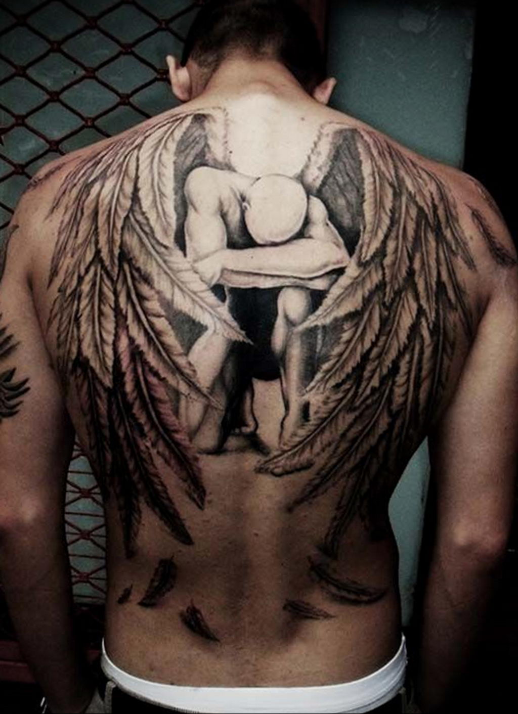 Ангел мужчина спиной. Тату Падший ангел на спине мужские. Тату ангел на спине. Тату Крылья на спине. Тату ангела на спине.