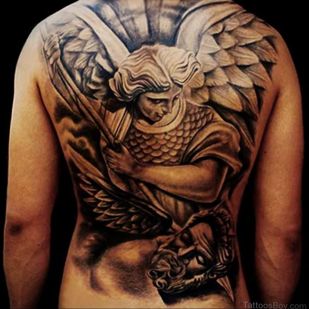 Татуировка на пояснице ангел