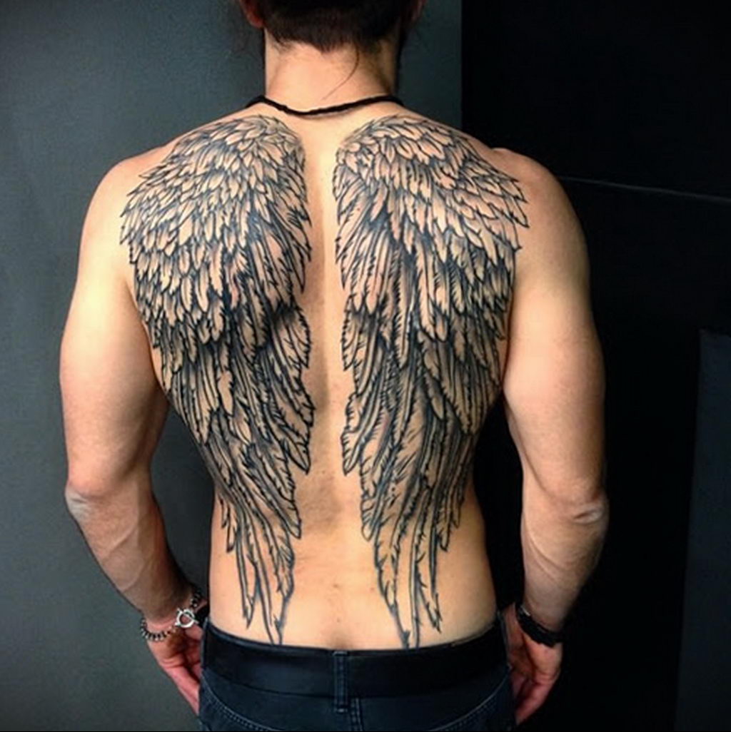 Крылья на спине у мужчин. Бенсон Хендерсон тату Крылья. Бенсон Хендерсон Татуировка Крылья. Татуировки на спине. Тату Крылья на спине.