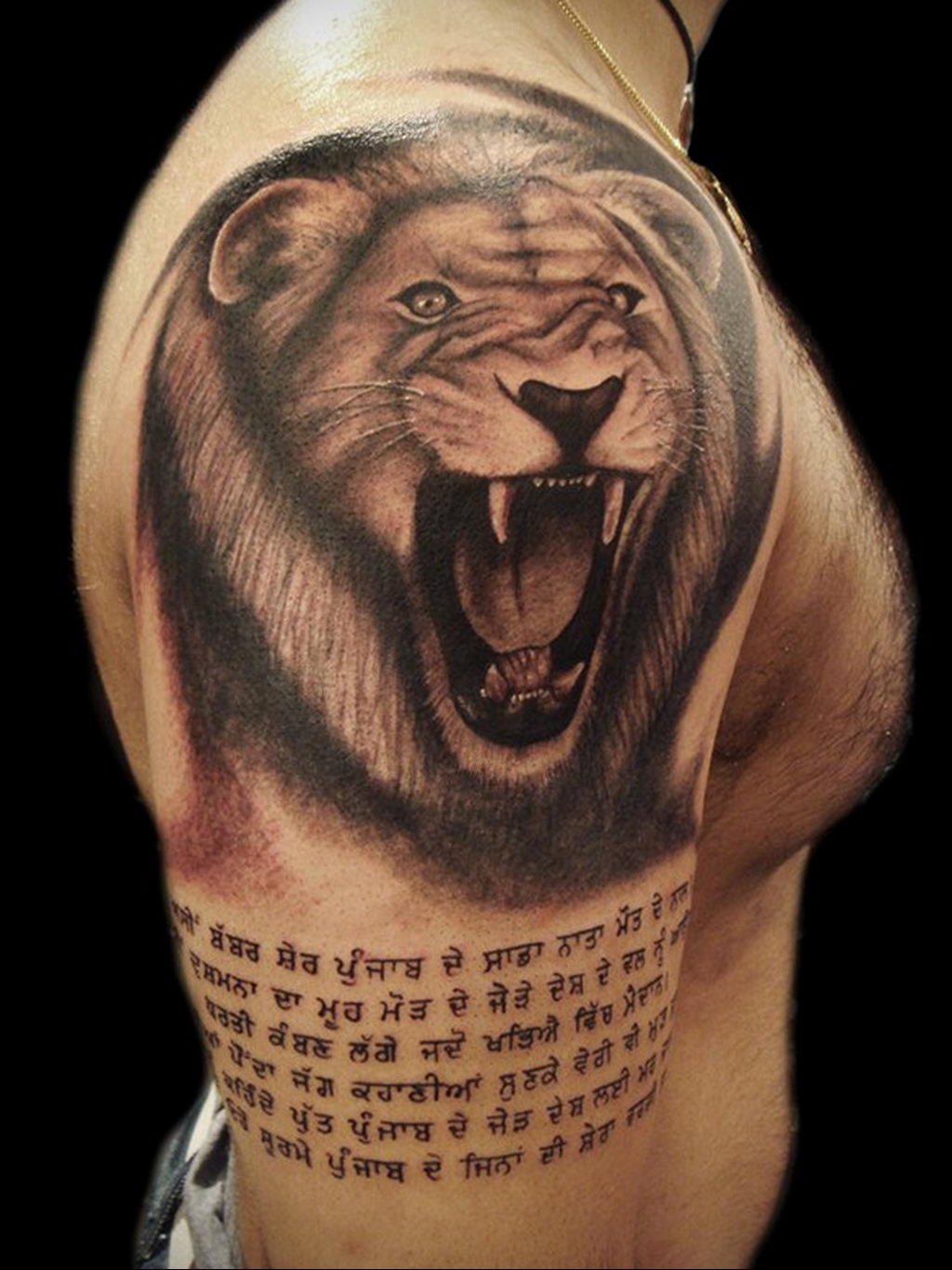 Татуировка мужская на плечо со смыслом. Татуировки на плече. Татуировка Лев на плече. Тату на плече мужские. Татуировка Лев на плече для мужчин.