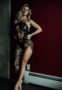 @ashleyresch - Красивая девушка с татуировками на карантине во время эпидемии COVID-19 для tatufoto.com 1
