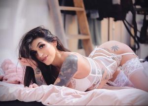 @azaleasg - Красивая девушка с татуировками на карантине во время эпидемии COVID-19 для tatufoto.com 8