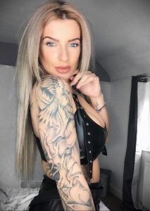 @hollyjgm16 - Красивая девушка с татуировками на карантине во время эпидемии COVID-19 для tatufoto.com 10