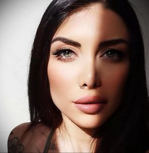 @indacosuicide - Красивая девушка с татуировками на карантине во время эпидемии COVID-19 для tatufoto.com 1