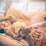 @indacosuicide - Красивая девушка с татуировками на карантине во время эпидемии COVID-19 для tatufoto.com 6