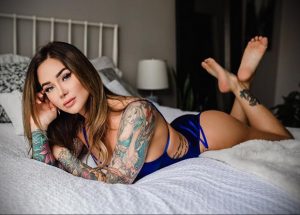 @jessicawilde - Красивая девушка с татуировками на карантине во время эпидемии COVID-19 для tatufoto.com 11