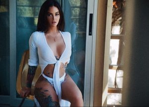 @jessicawilde - Красивая девушка с татуировками на карантине во время эпидемии COVID-19 для tatufoto.com 12