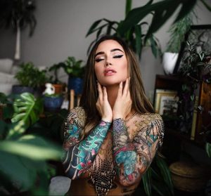 @jessicawilde - Красивая девушка с татуировками на карантине во время эпидемии COVID-19 для tatufoto.com 4
