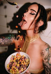 @jessicawilde - Красивая девушка с татуировками на карантине во время эпидемии COVID-19 для tatufoto.com 5