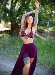 @jessicawilde - Красивая девушка с татуировками на карантине во время эпидемии COVID-19 для tatufoto.com 7