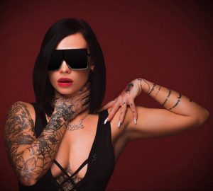 @tatted.kris - Красивая девушка с татуировками на карантине во время эпидемии COVID-19 для tatufoto.com 5