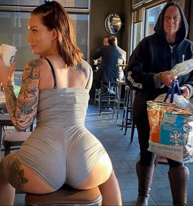 @viking.barbie - Красивая девушка с татуировками на карантине во время эпидемии COVID-19 для tatufoto.com 7