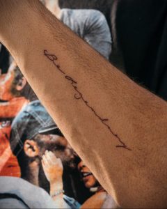 Фото татуировки с надписью 'Be Legendary' на руке. Простой, но вдохновляющий рисунок, выполненный в минималистичном стиле.