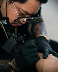 Девин Букер сделал татуировку в честь Коби Брайанта – фото для сайта tatufoto.com 8