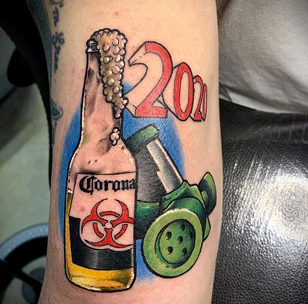 Татуировка на тему коронавируса COVID-19 - бутылка пива и респиратор - маска