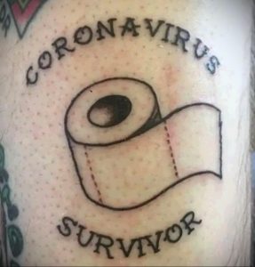 Фото тату с изображением рулона туалетной бумаги и надписями 'CORONAVIRUS' и 'SURVIVOR'. Черно-белая татуировка в простом стиле.